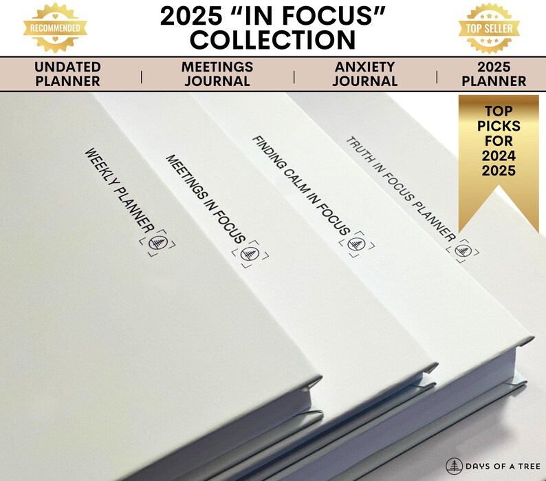 Peut inclure: Quatre planificateurs blancs avec du texte noir. Les planificateurs sont empil&eacute;s les uns sur les autres. Le texte sur les planificateurs indique "Weekly Planner", "Meetings in Focus", "Finding Calm in Focus" et "Truth in Focus Planner".