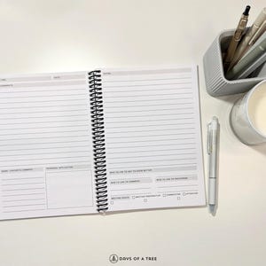 Op de afbeelding: Een open spiraalnotitieblok met gelinieerde pagina's. Het notitieblok heeft secties voor "Vergadering", "Mijn opmerkingen", "Datum", "Notities", "Enkele favoriete opmerkingen", "Persoonlijke toepassing", "Wie ik graag beter wil leren kennen", "Met wie ik graag wil verbinden", "Wie ik graag wil aanmoedigen", "Vergaderingdoelen", "Vergadering voorbereiding", "Commentaar", "Aandacht".