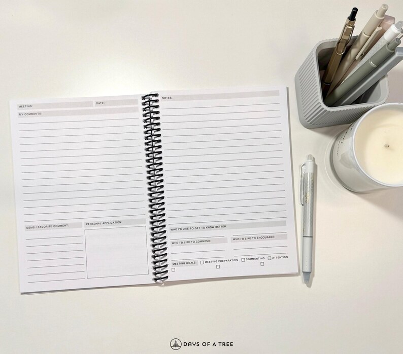 Op de afbeelding: Een open spiraalnotitieblok met gelinieerde pagina's. Het notitieblok heeft secties voor "Vergadering", "Mijn opmerkingen", "Datum", "Notities", "Enkele favoriete opmerkingen", "Persoonlijke toepassing", "Wie ik graag beter wil leren kennen", "Met wie ik graag wil verbinden", "Wie ik graag wil aanmoedigen", "Vergaderingdoelen", "Vergadering voorbereiding", "Commentaar", "Aandacht".