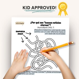 May include: A black and white maze with a hand holding a yellow pencil. The maze is labeled "Empieza Aqui" and has instructions to color each path a different color. The text "&iquest;Por qu&eacute; son "buenas noticias eternas"? (Apocalipsis 14:6, 7)" is at the top of the maze.