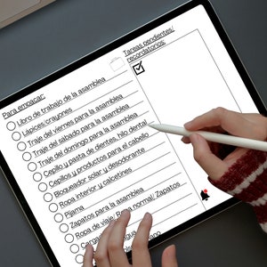 May include: A checklist on a tablet screen with a white stylus. The checklist is titled "Para empacar" and includes items such as "Libro de trabajo de la asamblea", "L&aacute;pices/crayones", and "Traje del viernes para la asamblea".