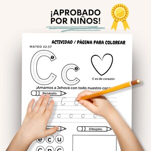 Puede incluir: Hoja de trabajo imprimible en blanco y negro con la letra C. La hoja de trabajo incluye una actividad de trazado, una forma de coraz&oacute;n y la frase "C es de coraz&oacute;n".