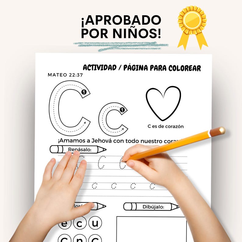 Puede incluir: Hoja de trabajo imprimible en blanco y negro con la letra C. La hoja de trabajo incluye una actividad de trazado, una forma de coraz&oacute;n y la frase "C es de coraz&oacute;n".
