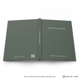 Peut inclure: Un livre ferm&eacute; avec une couverture verte. Le titre du livre est "...but first, he prayed" et le sous-titre est "PEACE THROUGH PRAYER". Le livre est publi&eacute; par "DAYS OF A TREE".