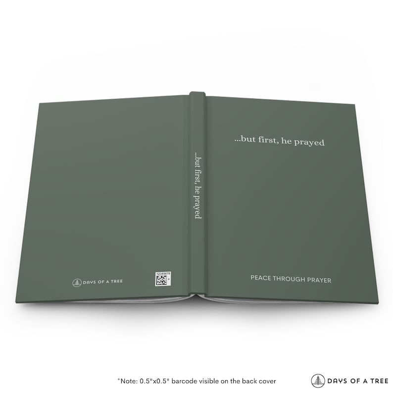 Peut inclure: Un livre ferm&eacute; avec une couverture verte. Le titre du livre est "...but first, he prayed" et le sous-titre est "PEACE THROUGH PRAYER". Le livre est publi&eacute; par "DAYS OF A TREE".