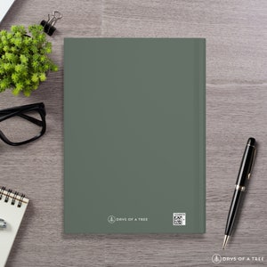 Peut inclure: La couverture arri&egrave;re d'un journal vert avec le texte "Days of a Tree" et un petit code QR.