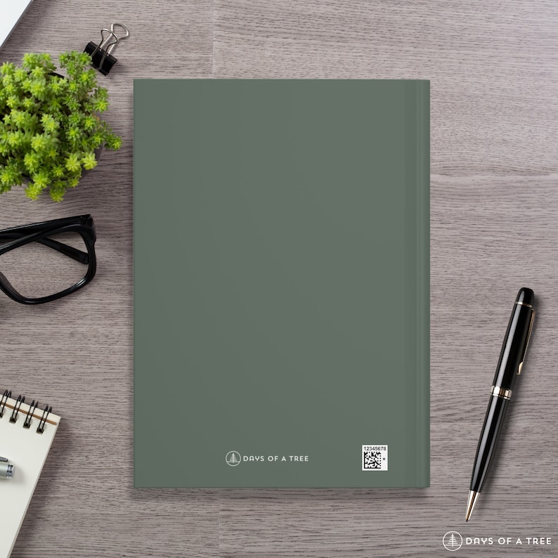 Peut inclure: La couverture arri&egrave;re d'un journal vert avec le texte "Days of a Tree" et un petit code QR.