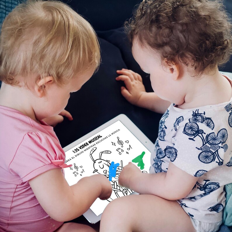 Puede incluir: Dos ni&ntilde;os est&aacute;n usando una tableta para colorear un dibujo de un insecto tocando instrumentos musicales. La pantalla de la tableta dice "1:35 VIDEO MUSICAL CREA EL DIBUJO MIENTRAS ESCUCHAS LA MUSICA".