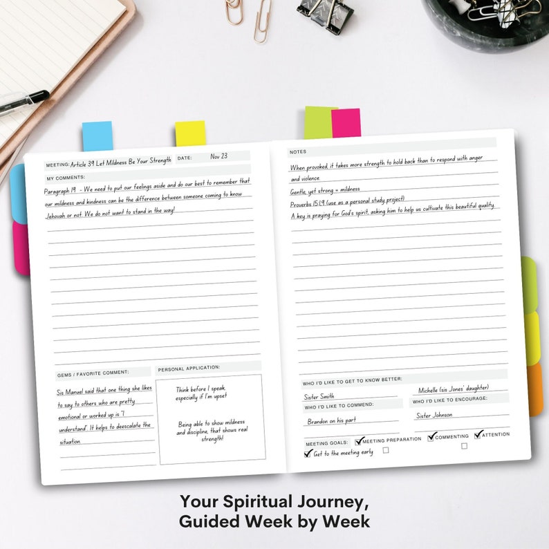 Op de afbeelding: Een wit en zwart dagboek met een roze, gele en groene sticky note op de omslag. Het dagboek is getiteld "Je spirituele reis, week na week begeleid". Het dagboek heeft secties voor notities, persoonlijke toepassing, edelstenen en favoriete opmerkingen.
