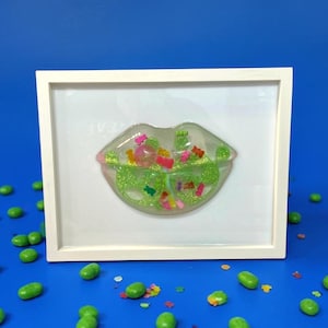 緑色のグミリップのウォールアート – 3D樹脂ポップアート、キャンディデコレーション、かわいい壁掛け、カラフルな唇の彫刻、14x11インチの額入りアート