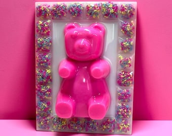 Candy Cabinet™ Riesige rosa Gummibärchen-Pop-Art-Skulptur | Handgefertigte Wandskulptur aus Kunstharz | Streuselrahmen | Sammlerstück aus Süßigkeiten