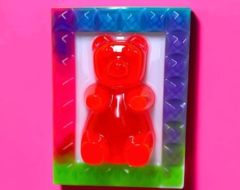 Candy Cabinet™ Neonrote Gummibärchen-Pop-Art-Skulptur | Handgefertigte Wandskulptur aus Kunstharz | Regenbogenrahmen | Sammlerstück aus Süßigkeiten