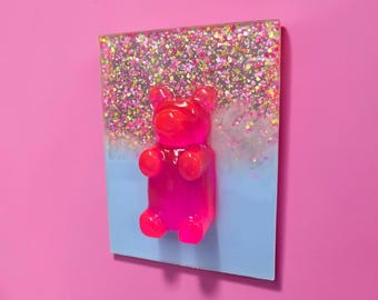 ネオンピンクのグミベアのウォールアート、グリッターレジンポップアート、ドーパミンデコレーション、カラフルなマキシマリストウォールアート、キャンディアート彫刻、ステートメントシェルフアート