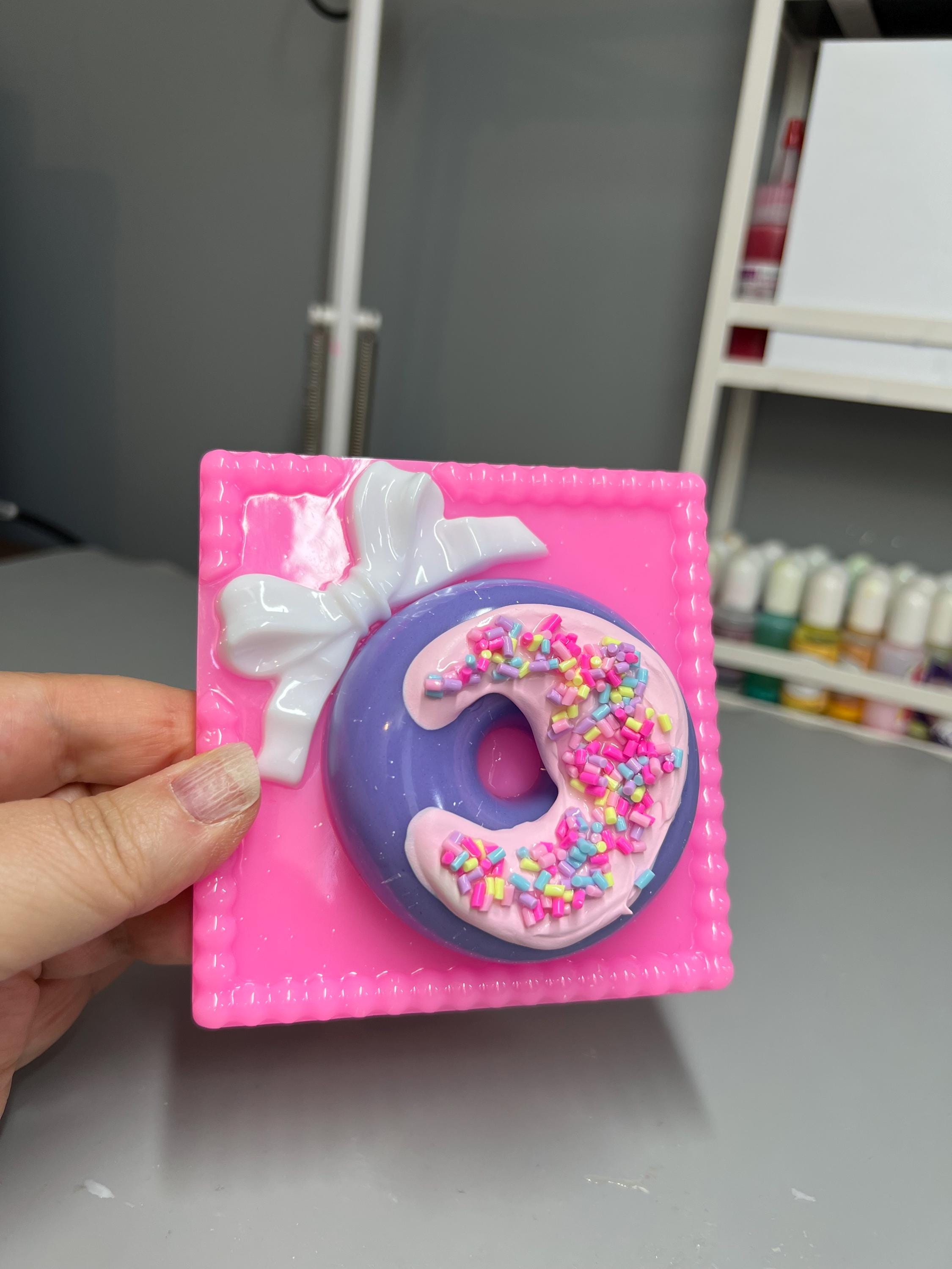 ドーナツスプリンクル3Dポップアート：ピンクパープル樹脂ドーナツ