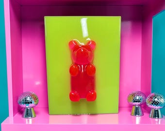 ネオンピンクのグミベアウォールアート、3Dレジンポップアート、ドーパミンデコレーション、カラフルなマキシマリストウォールアート、キャンディアート彫刻、ステートメントシェルフデコレーション