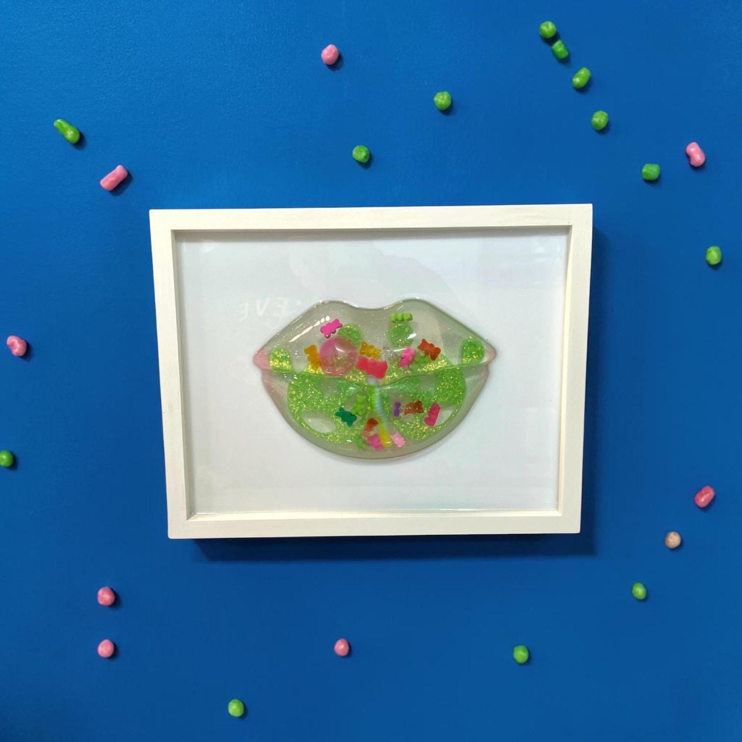 緑色のグミリップのウォールアート – 3D樹脂ポップアート、キャンディ