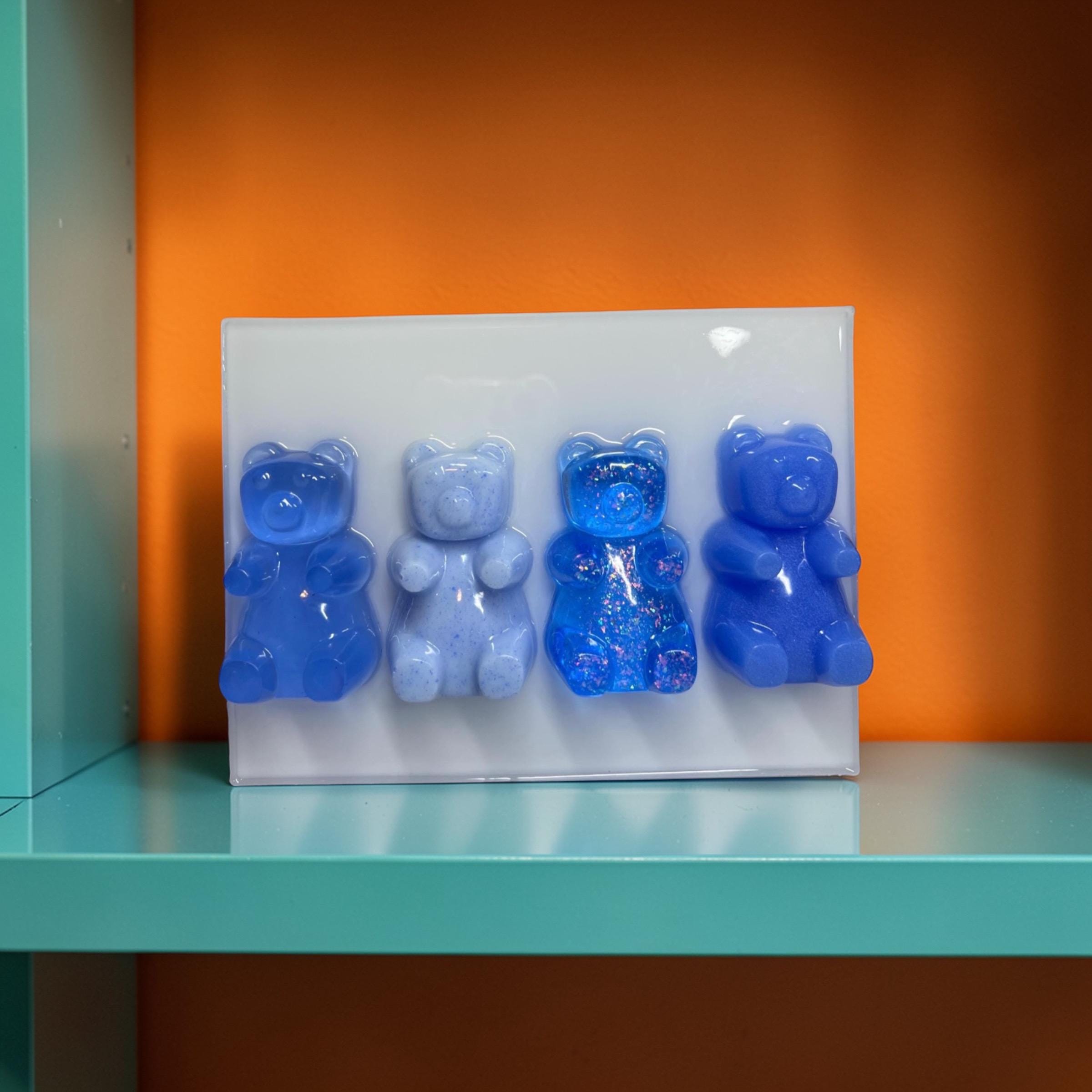 ブルーグラデーションのグミベアウォールアート、3Dレジンポップアート