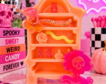 Gruselige Vitrine aus Kunstharz | Pinke & orange Halloween-Deko | Gummibärchen-Schädel-Kunst | Skurrile Pop-Art | Süßigkeitenschrank™