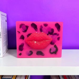 Pink Glitter Lips Wall Art – Cheetah Print Y2K Pop Art, Disco Glam Decor, 8x6 Resin Statement Piece