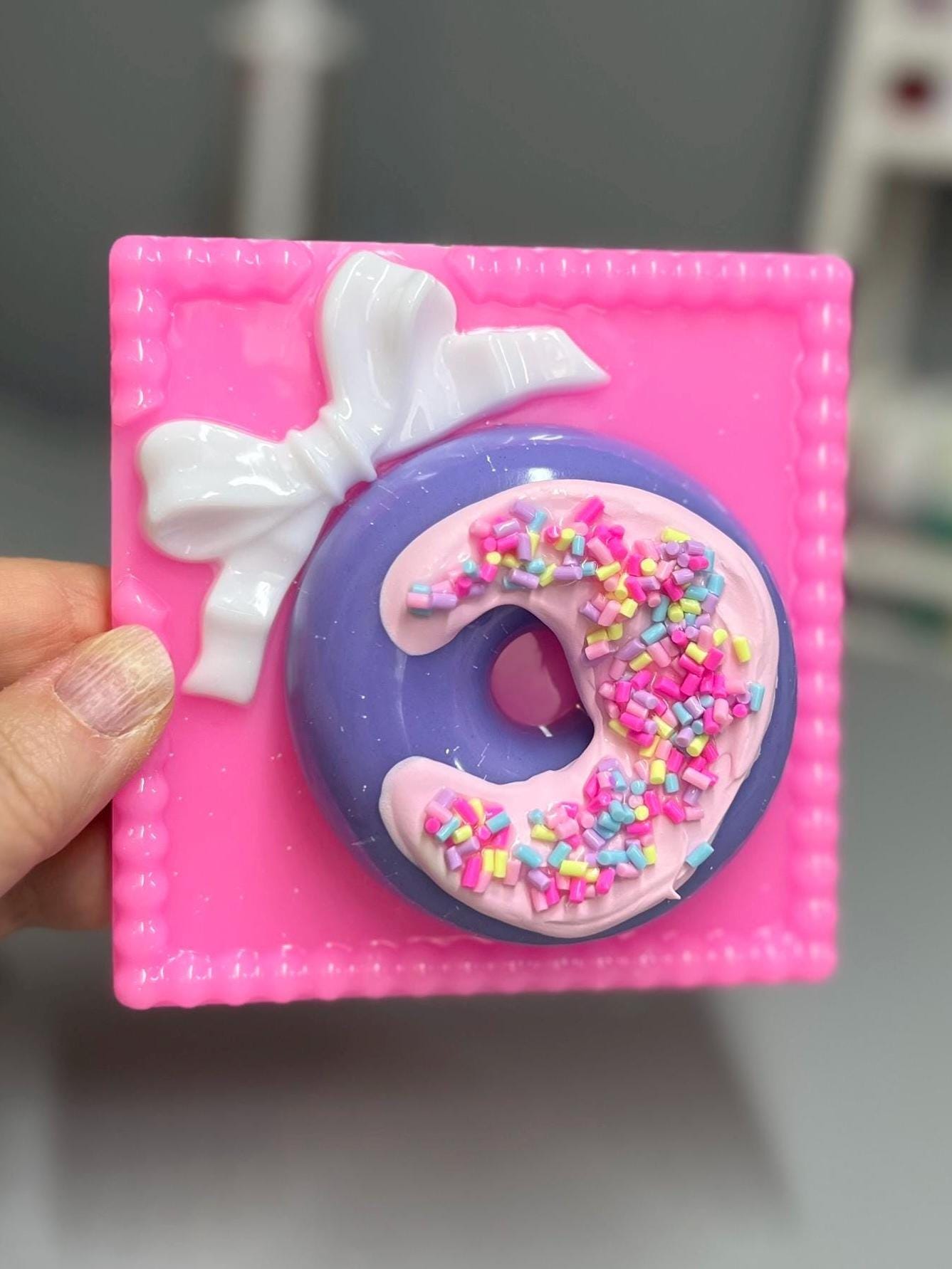 ドーナツスプリンクル3Dポップアート：ピンクパープル樹脂ドーナツ