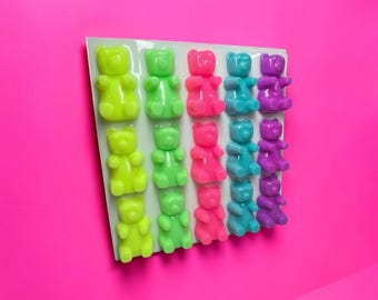 Decoración de pared con ositos de goma arcoíris – Rejilla de esculturas de caramelos de resina 3D – Decoración de arte pop neón – Colección de vitrinas de dulces