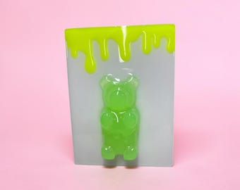 ネオングリーンの溶けるグミベアのウォールアート、レジンポップアートデコレーション、3Dキャンディ彫刻、かわいいネオンドリップアート、大胆なドーパミンデコレーション 8x6