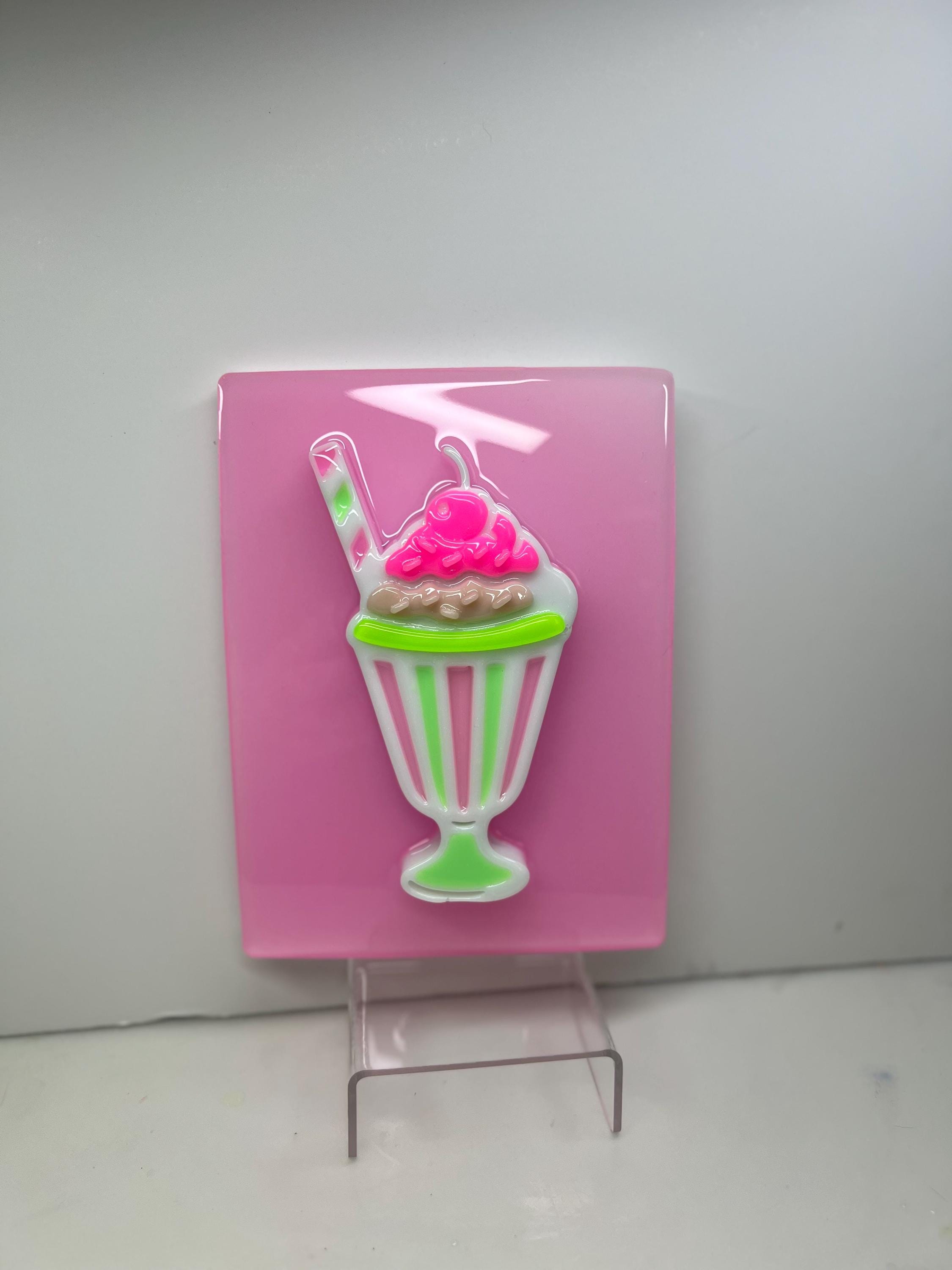 【もなちゃんのハンドメイド】ポップアート アイスクリームサンデー ネオンアイスクリームサンデーウォールアート – レトロなミルク