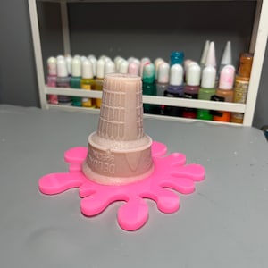 Schmelzende rosa Eistüte Pop-Art-Dekor, Harzskulptur, geschmolzene Eisskulptur