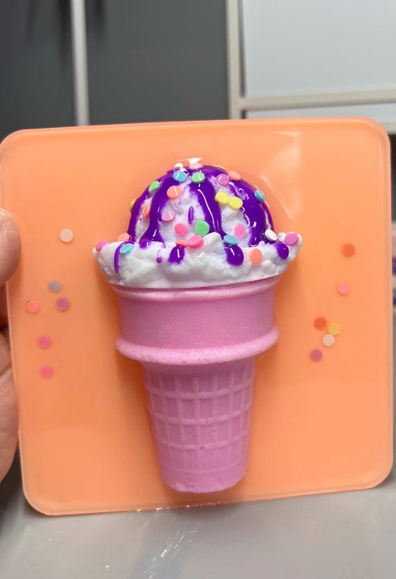 【もなちゃんのハンドメイド】ポップアート アイスクリームサンデー ピンクオレンジの3Dアイスクリームホットファッジサンデー樹脂絵画