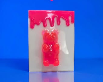 ネオンピンクの溶けるグミベアのウォールアート、手作りの樹脂製ポップ彫刻、ドーパミンデコレーション、キャンディポップアート、光沢のあるマキシマリストウォールデコレーション