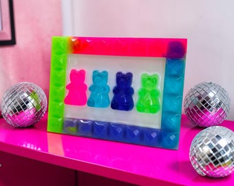 ネオングミベアウォールアート、レインボーレジンポップアートフレーム、ドーパミンデコレーション、カラフルな棚アート、マキシマリストホームデコレーション、キャンディアート彫刻