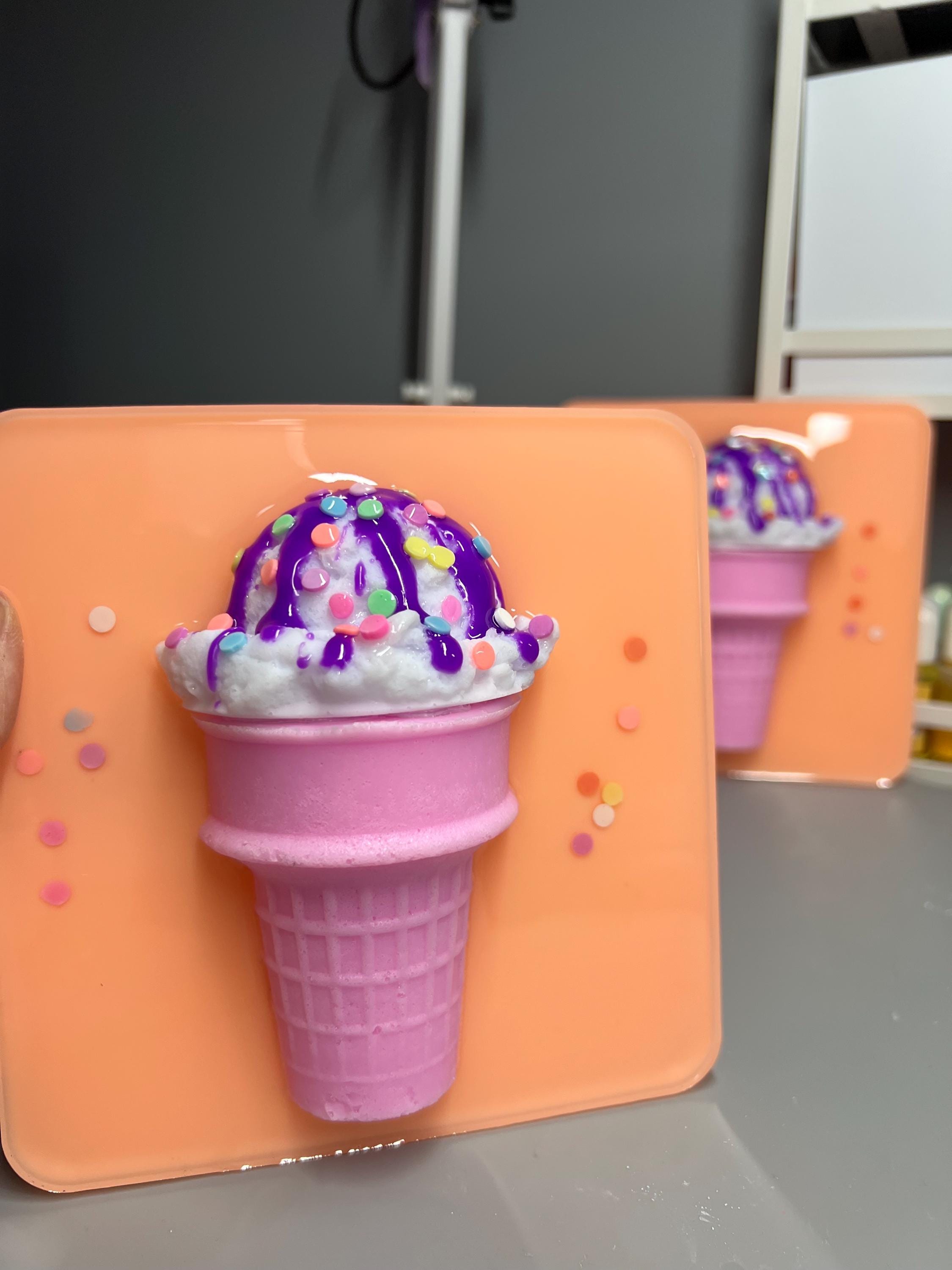 ピンクオレンジの3Dアイスクリームホットファッジサンデー樹脂絵画