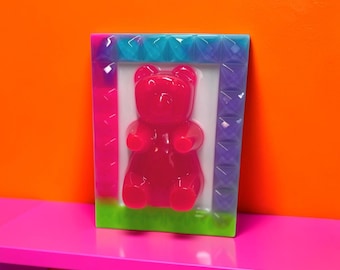 Candy Cabinet™ Neonpinke Regenbogen-Gummibärchen-Pop-Art-Skulptur | Handgefertigte Harz-Wandskulptur | Sammlerstück | 7x5
