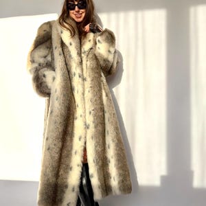 Vintage Kunstpelzmantel, lang, weiß, beige, Gepard, Leopard, Schneefuchs, Oversize, groß, Luchs, altmodisch, bodenlang, Tiermuster, flauschig, dick