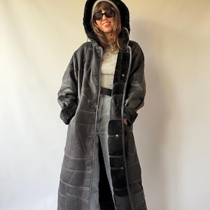 Cappotto lungo vintage in montone nero con cappuccio, vera pelle, patchwork di pelliccia, trench invernale unisex, giacca oversize XL L M perfetto