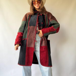 Vintage patchworkjas van echt suède, boho chic, kleurrijke leren jas, veelkleurige lange trenchcoat van suède voor de herfst, damesmaat M L met patroon.