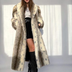 Vintage Kunstfell Mantel lang weiß beige Gepard Leopard Schneefuchs Oversize groß Mob Frau altes Geld volle Länge Tier flauschig gemustert dick