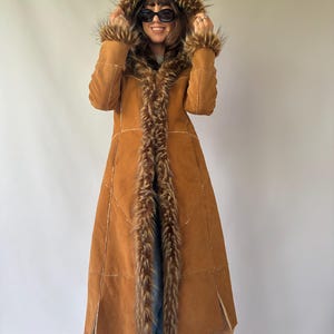 Lång vintagekappa med kant Penny Lane-kappa i äkta mocka, afghansk fuskpäls, lapptäcke, huva, 80-talsstil, boho, hippie, höst, 36-38, pälskant, fårskinn
