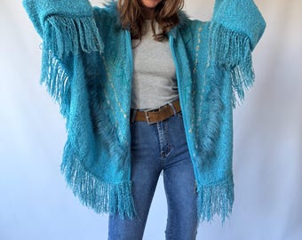 Vintage turkosblå boucléponcho med huva, fuskpälskant, fransad dragkedja, boho, festivalkappa, mjuk, en storlek