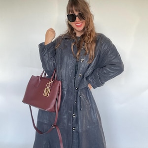 Long cuir vintage manteau trench duster maxi noir gris automne doux femme L ceinture bouton jusqu’en cuir véritable rétro très bon état isolé