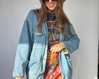 Jaqueta jeans vintage oversized azul lavada, modelagem ampla e quadrada, tamanho M/G, estilo retrô anos 80.