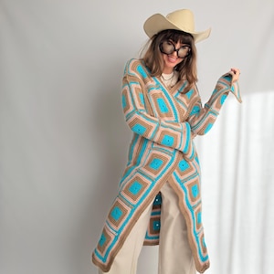 Vintage langer gehäkelter Granny Square Cardigan, türkis, braun, rosa Patchwork, Kimonoärmel, Duster Coat, Boho-Hippie-Festival-Outfit, Damen S M
