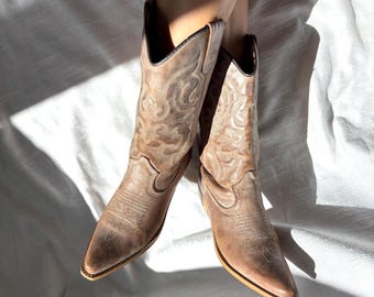 Botas vaqueras vintage Mustang beige de piel desgastada estilo western 38,5 39 estilo bohemio étnico indio mujer feria festival verano primavera bordado