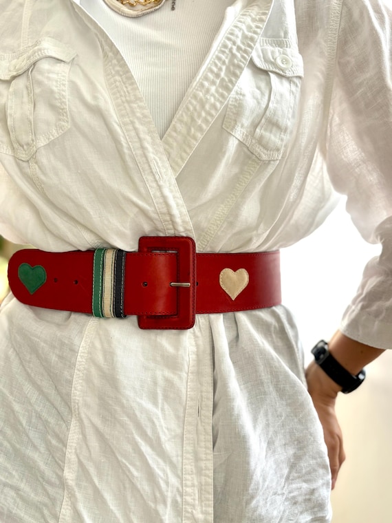 czerwony skórzany pasek vintage z dużą klamrą serca kolorowe zdobiony unikatowy made in italy  szeroki skóra licowa do sukienek marynarek 80