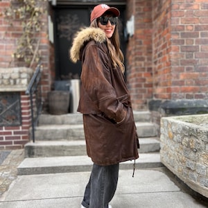 Manteau long en cuir vintage avec capuche en fourrure marron pour femme douce 42 XL hiver manteau en cuir véritable oversize parka alaska vieilli