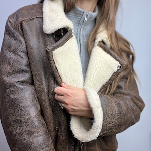 veste bombardier en détresse vintage avec faux shearling Brown Real cuir taille moyenne chaud aviateur pilote boutons unisexe femme Homme fourrure lavée