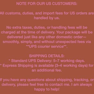 K&ouml;nnte beinhalten: Text auf braunem Hintergrund, einschlie&szlig;lich "NOTE FOR OUR US CUSTOMERS:" und Details zu Zoll, Abgaben und Versand per UPS. Es werden auch Lieferzeiten und Kontaktinformationen f&uuml;r Fragen genannt.