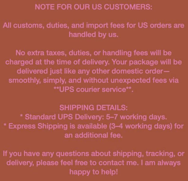 K&ouml;nnte beinhalten: Text auf braunem Hintergrund, einschlie&szlig;lich "NOTE FOR OUR US CUSTOMERS:" und Details zu Zoll, Abgaben und Versand per UPS. Es werden auch Lieferzeiten und Kontaktinformationen f&uuml;r Fragen genannt.