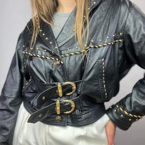 blouson aviateur vintage en cuir noir boucles dorées aigle femme crop 80s streetwear rétro taille M moto biker bombardier décoré clouté