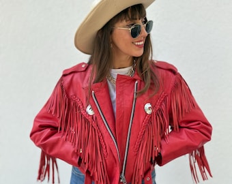 Veste vintage en cuir à franges rouges style western cowboy bohème femme festival années 80 1980 courte moto motarde taille moyenne parfaite Coachella franges Ramones